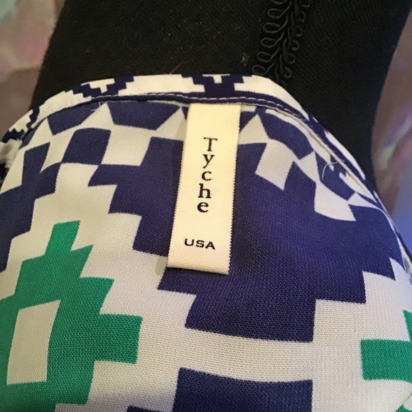 Flowy blouse with Geometric pattern - Picture 3 of 4